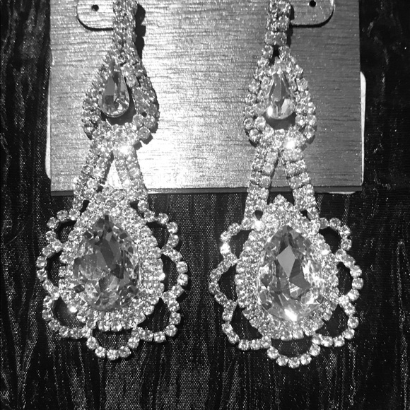cezanne Jewelry - SOLD NEW: CEZANNE EARRINGS  Elegant